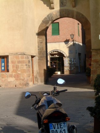 Vor den Toren von *Pienza*