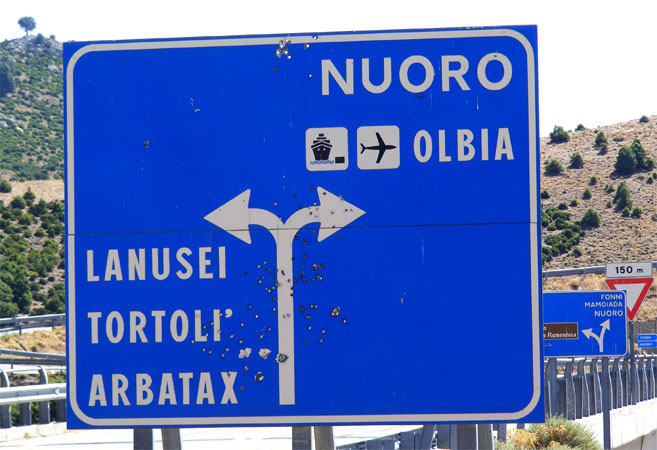 zerschossene Wegweiser