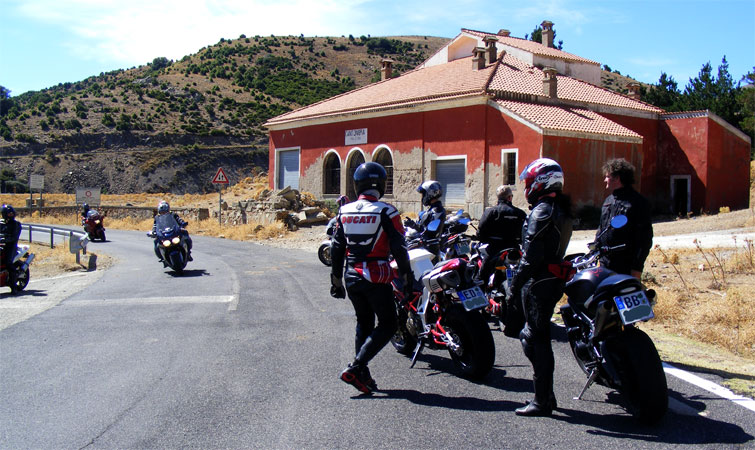 am verbotenen Pass treffen wir auf andre Biker